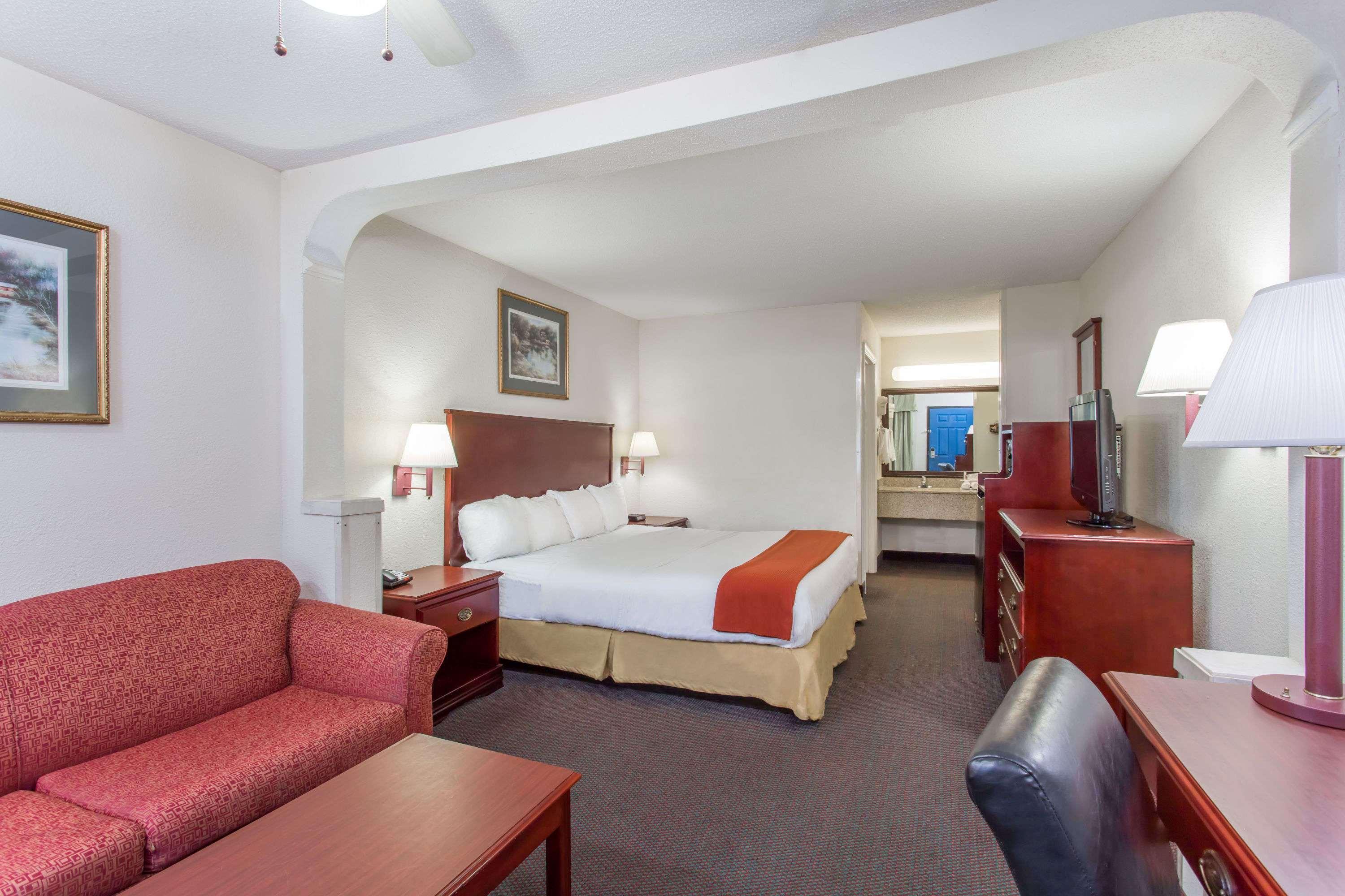 Baymont Inn & Suites Мэннинг Экстерьер фото