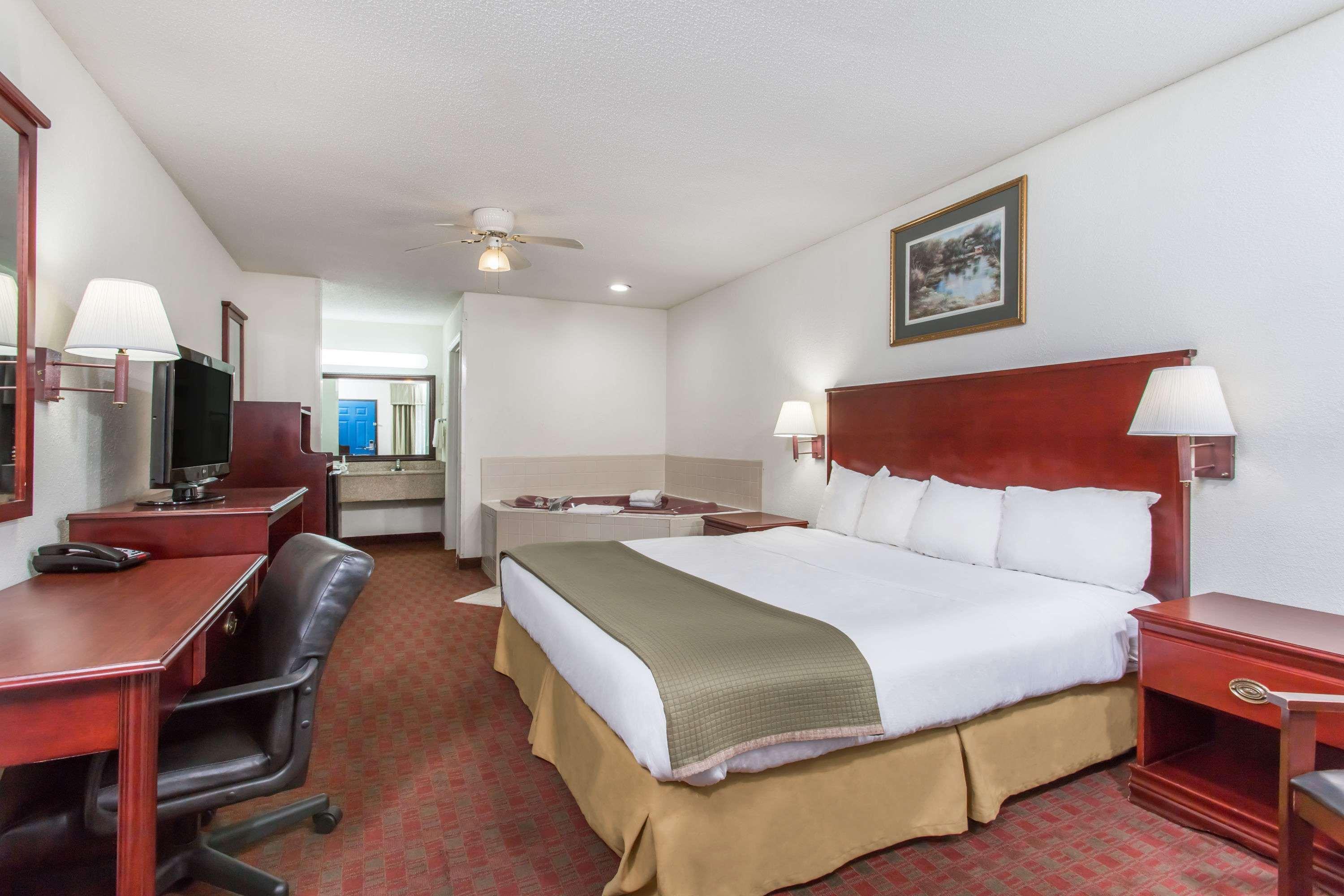 Baymont Inn & Suites Мэннинг Экстерьер фото
