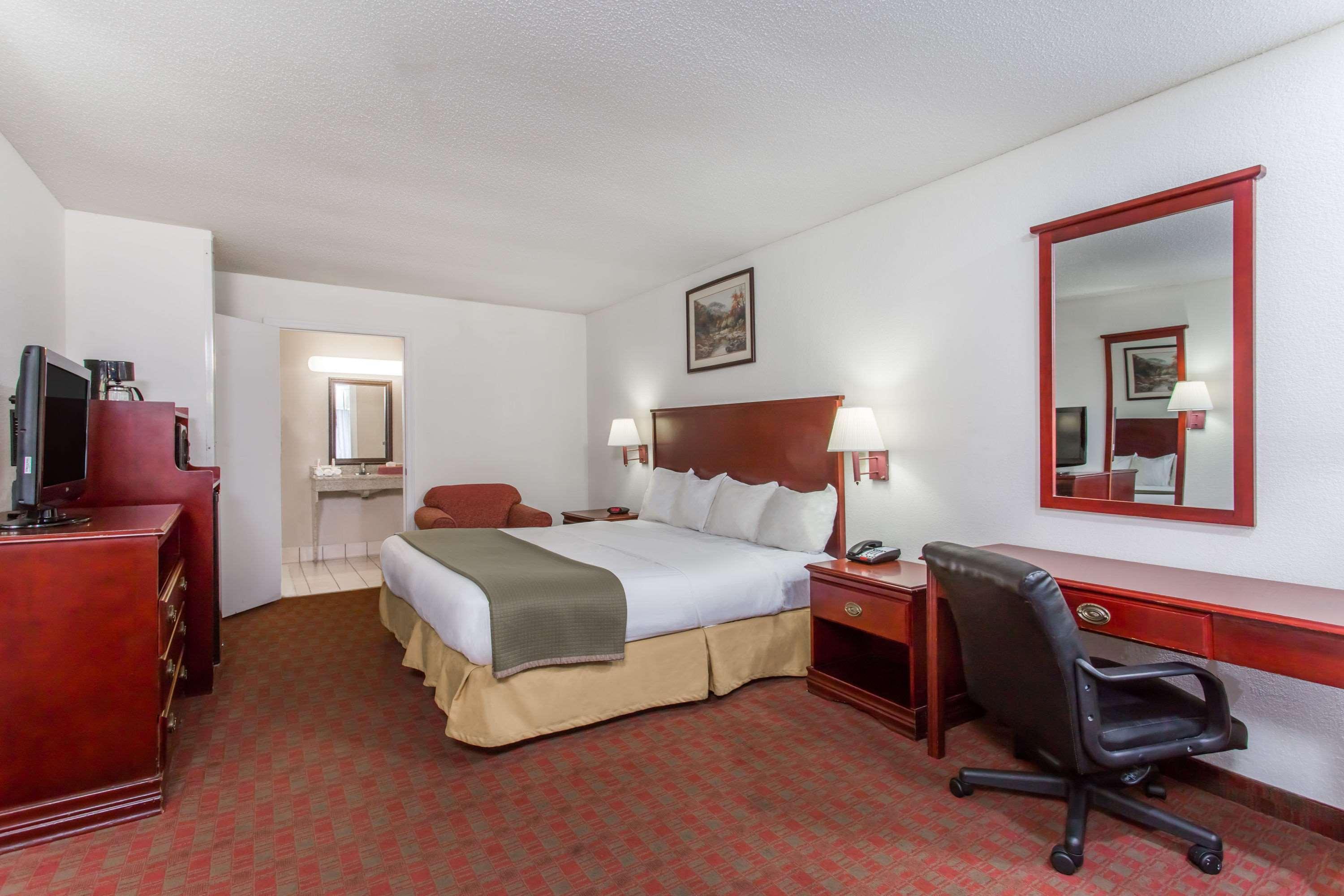 Baymont Inn & Suites Мэннинг Экстерьер фото