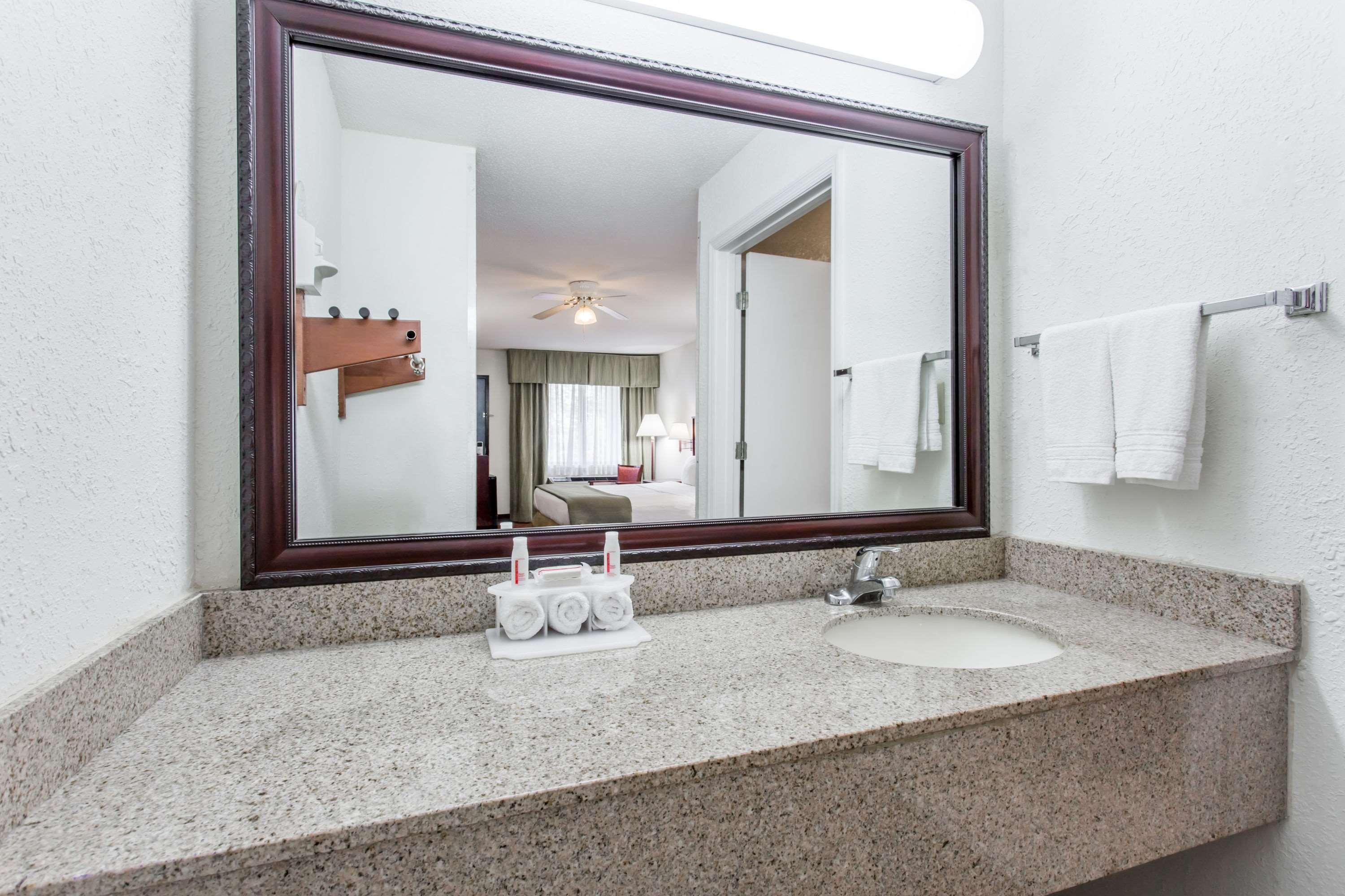 Baymont Inn & Suites Мэннинг Экстерьер фото