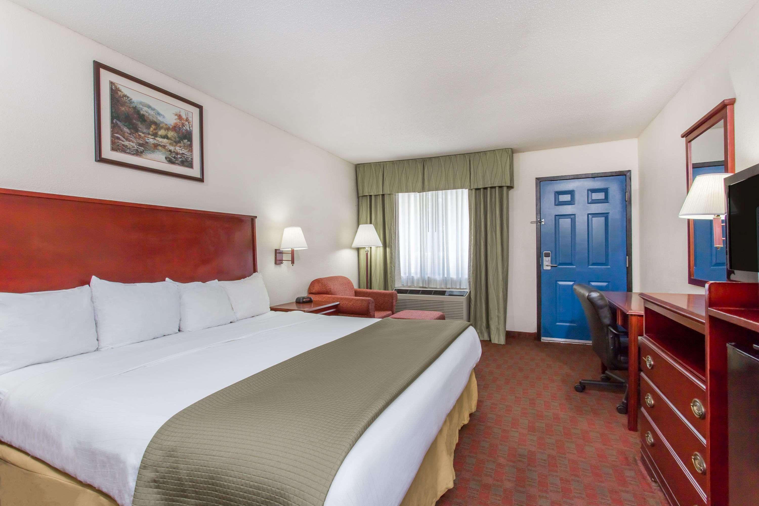 Baymont Inn & Suites Мэннинг Экстерьер фото
