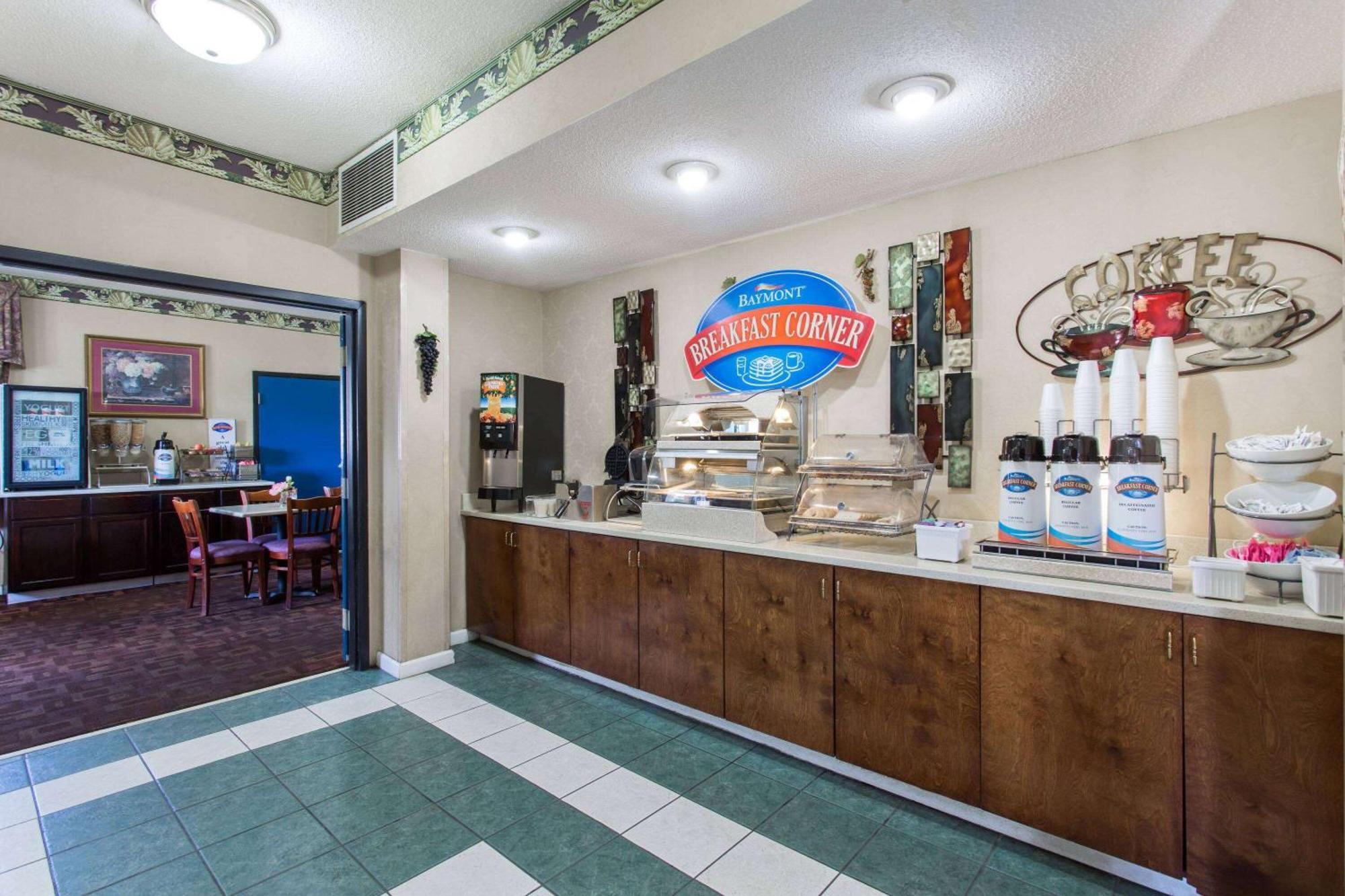 Baymont Inn & Suites Мэннинг Экстерьер фото