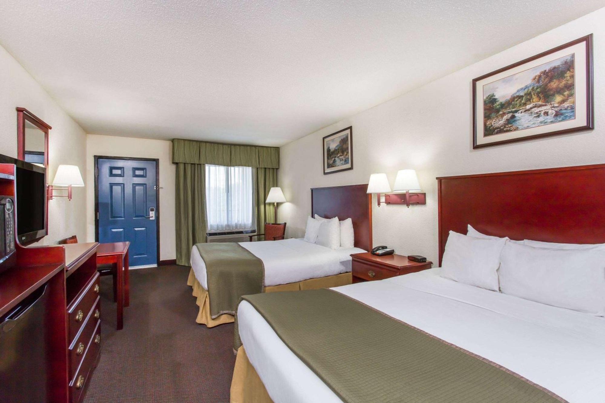 Baymont Inn & Suites Мэннинг Экстерьер фото